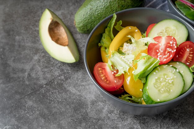 Gros plan d'une salade saine prête à être servie