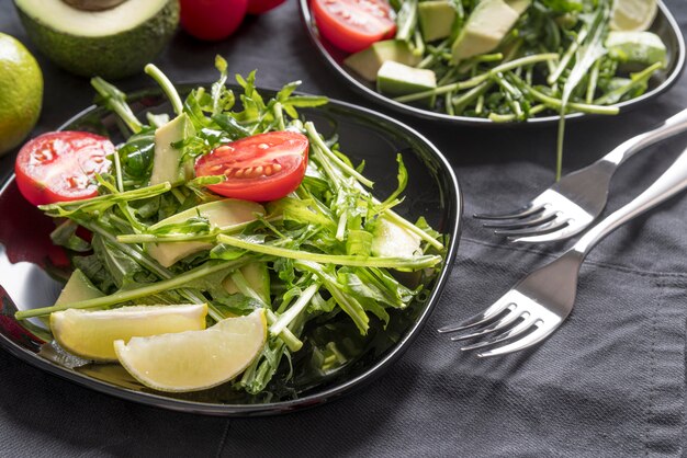 Gros plan d'une salade saine sur la table