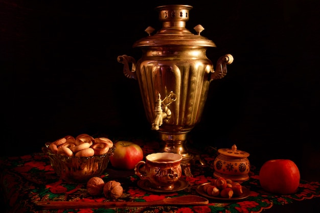 Gros plan d'un samovar dans un magnifique décor intérieur