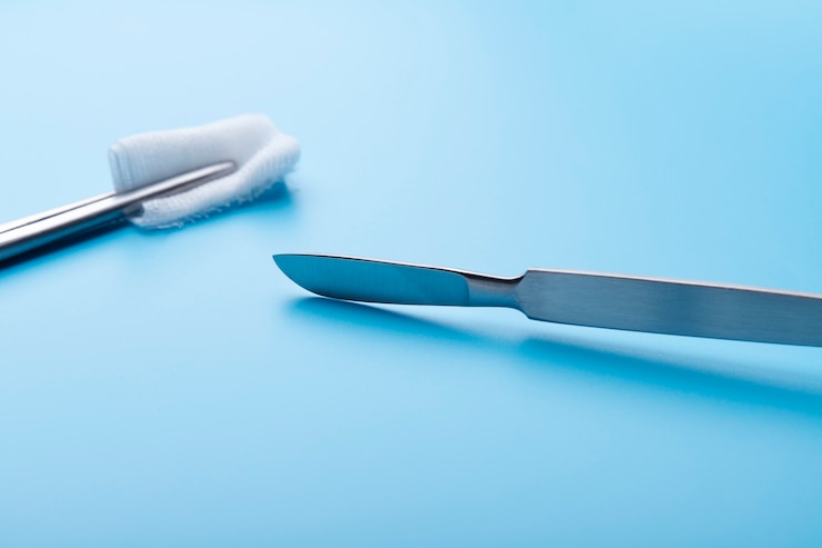 Photo gratuit gros plan sur un scalpel médical métallique