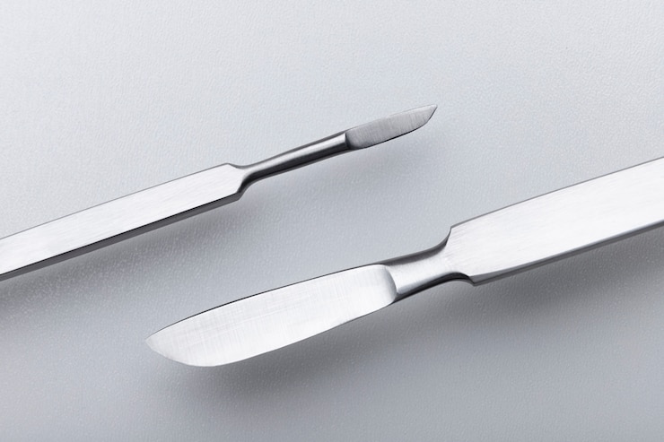 Photo gratuit gros plan sur un scalpel médical métallique