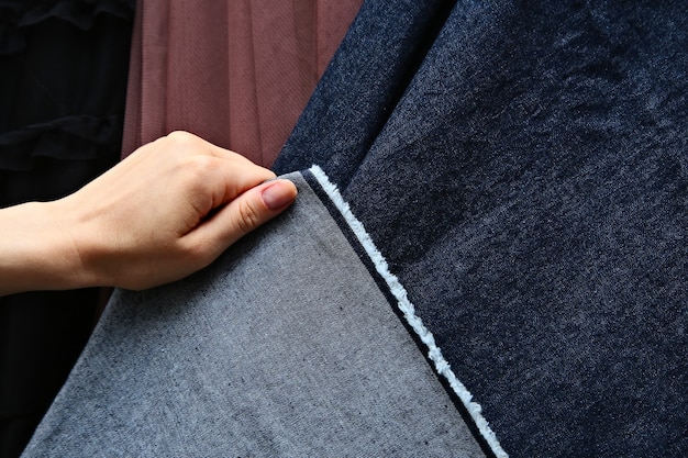 Gros plan d'une section de tissu coloré dans un marché en plein air