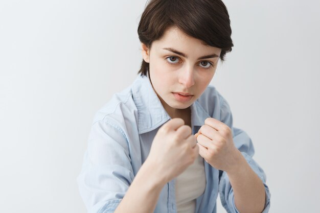 Gros plan, de, sérieux, fille garçon manqué, lever les poings, pour, combat, boxe, et, regarder, audacieux