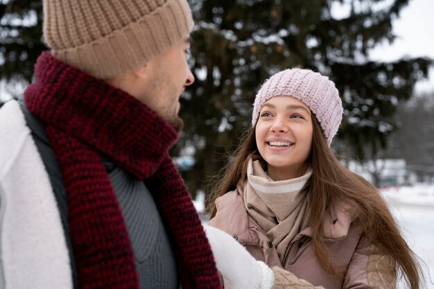 Gros plan smiley couple à l'extérieur