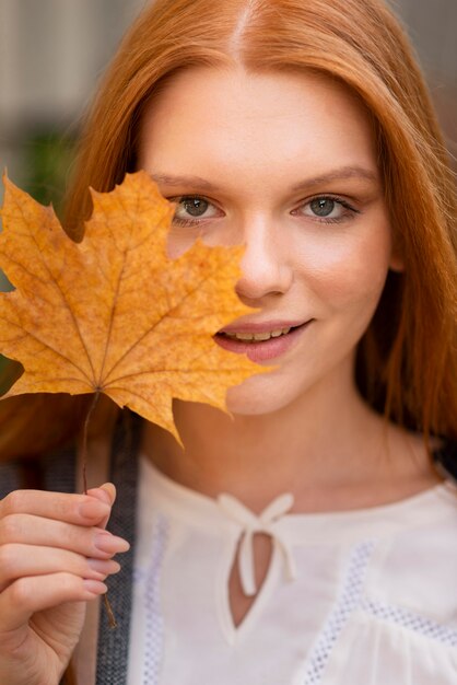 Gros plan, smiley, femme, tenue, feuille