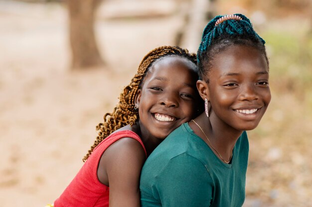 Gros plan, smiley, filles africaines, dehors