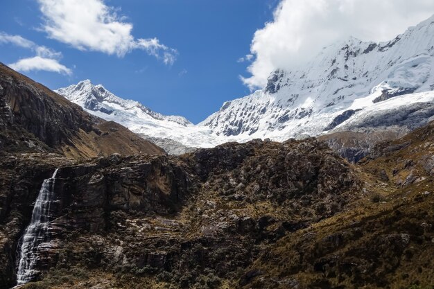 Gros plan sur des sommets rocheux avec des parties dans la neige