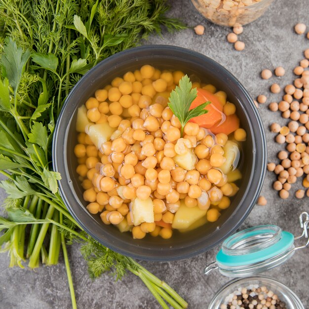 Gros plan de soupe aux pois chiches maison