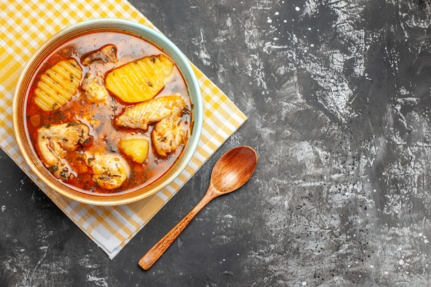 Gros plan sur une soupe maison avec un ensemble de poulet et d'épices