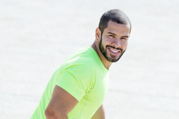 Gros plan de souriant fort bel homme sportif