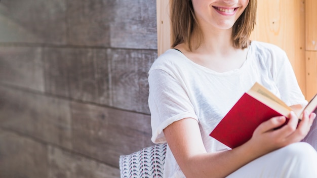 Photo gratuite gros plan, de, sourire, femme, lecture, livre