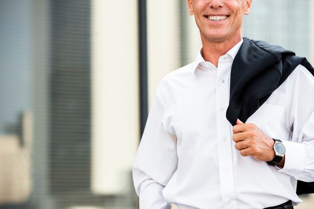 Gros plan, sourire, homme affaires, près, bâtiment verre