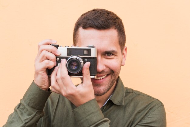 Gros plan, sourire, homme, prendre photo, à, caméra