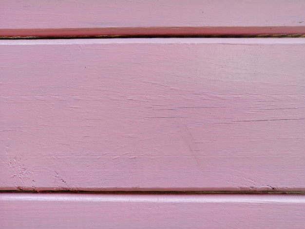 Gros plan d'une surface en bois peinte en violet