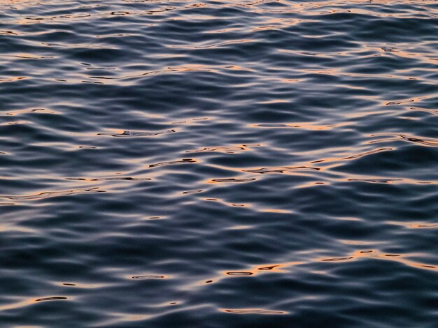 Gros plan de la surface de la mer bleue