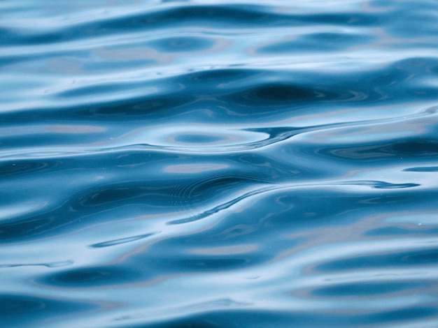 Gros plan de la surface de la mer bleue