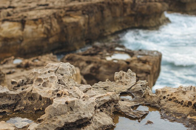 Un gros plan de surface rocheuse sur les falaises de la mer