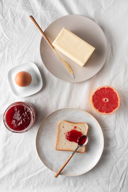 Gros plan sur une table pleine de nourriture