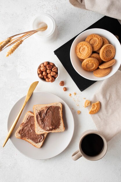 Gros plan sur une table pleine de nourriture