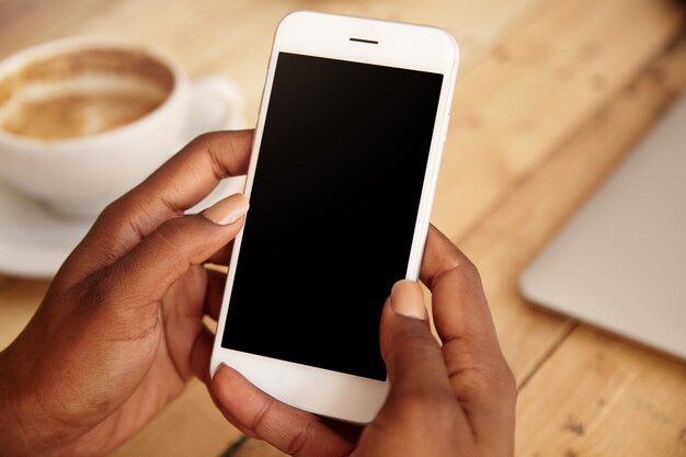 Gros plan de la tablette dans les mains de la femme