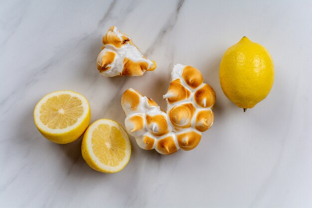 Gros plan de tarte au citron maison fraîche avec meringue et agrumes citron. Concept de boulangerie.