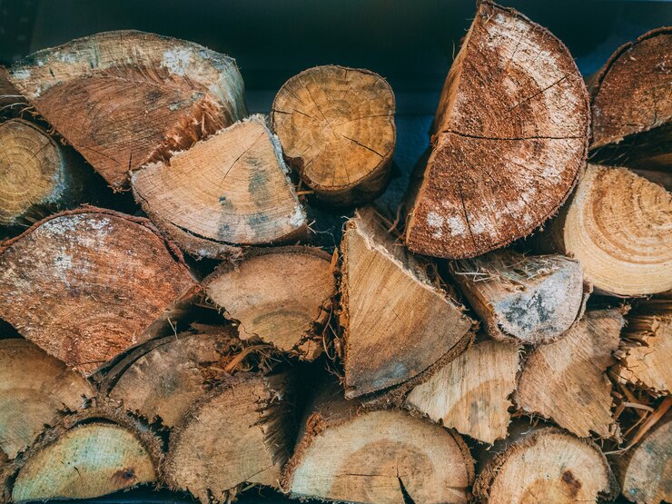 Photo gratuit gros plan d'un tas de bois - parfait pour le fond