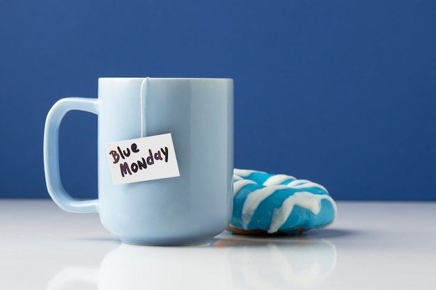 Gros plan sur la tasse du lundi bleu