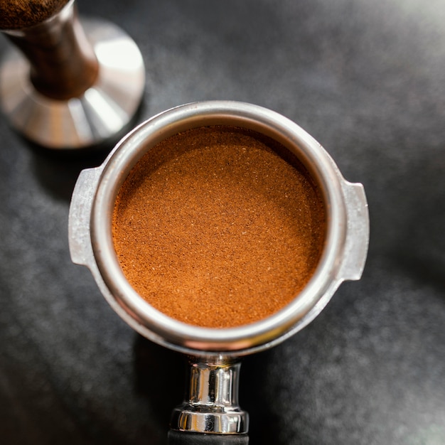 Photo gratuite gros plan d'une tasse de machine à café professionnelle