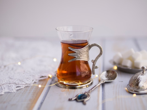 Gros plan d&#39;une tasse de thé en verre