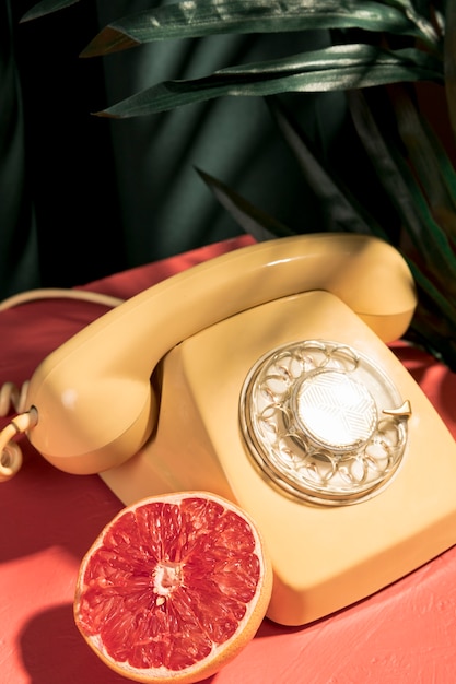 Photo gratuite gros plan d'un téléphone jaune vintage