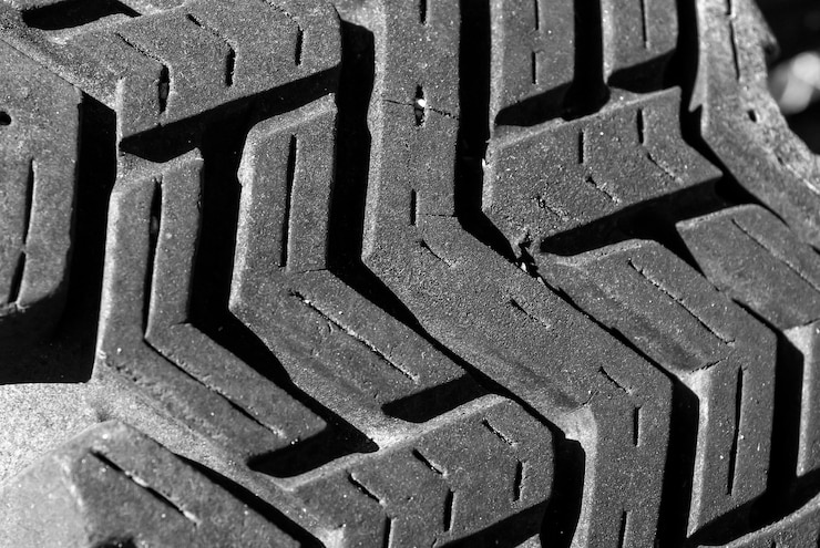 Photo gratuit gros plan sur la texture des pneus de roue noire