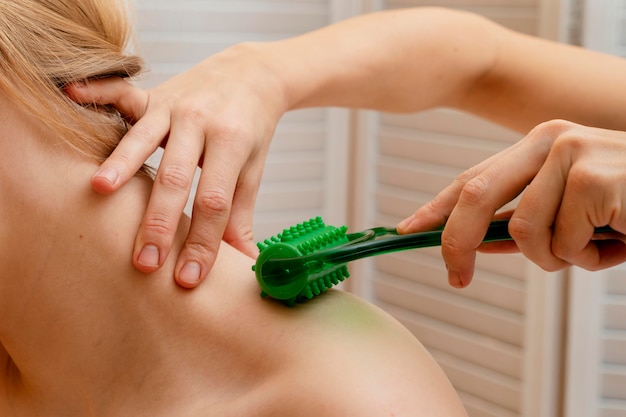 Gros plan thérapeute massage patient