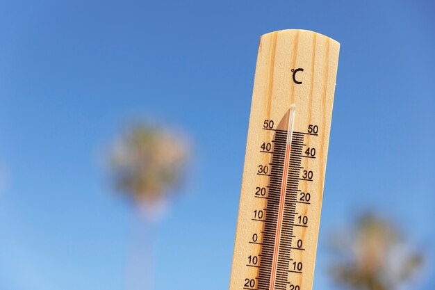 Gros plan sur un thermomètre indiquant une température élevée