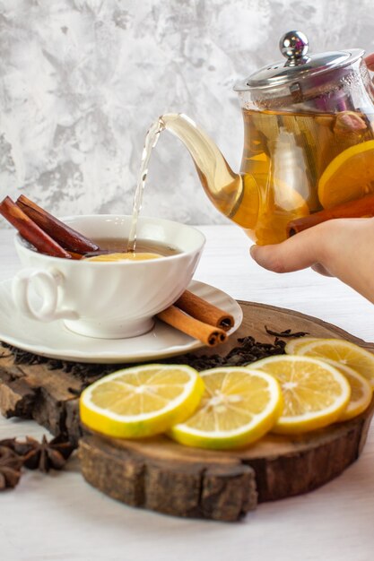 Gros plan sur une tisane dans un récipient en verre