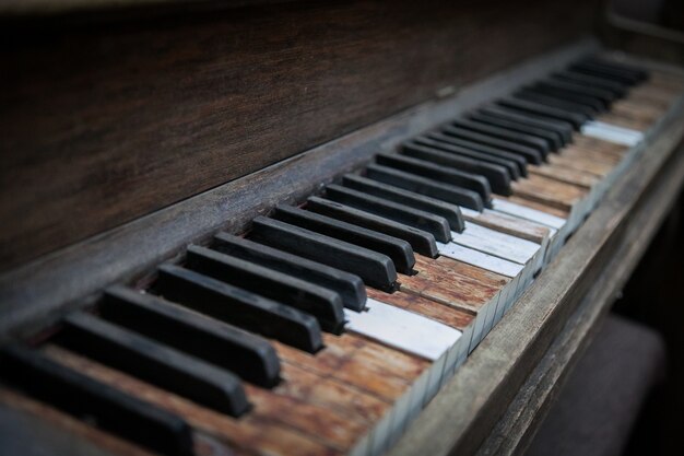 Gros plan d'une touches de piano en bois