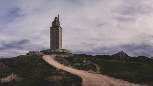 Gros plan de la tour d'Hercule en Espagne