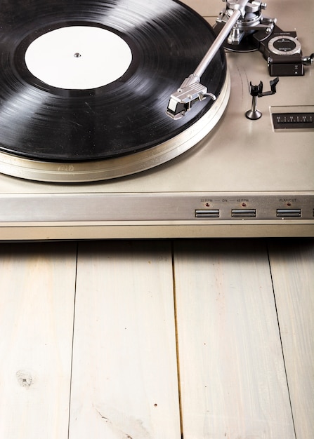 Gros plan d&#39;un tourne-disque vinyle sur une table en bois