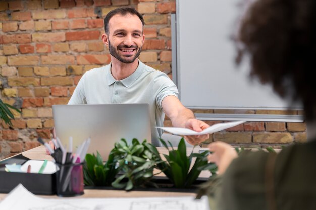 Gros plan sur le travail de l'équipe de jeunes entreprises