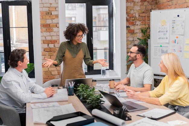 Photo gratuite gros plan sur le travail de l'équipe de jeunes entreprises