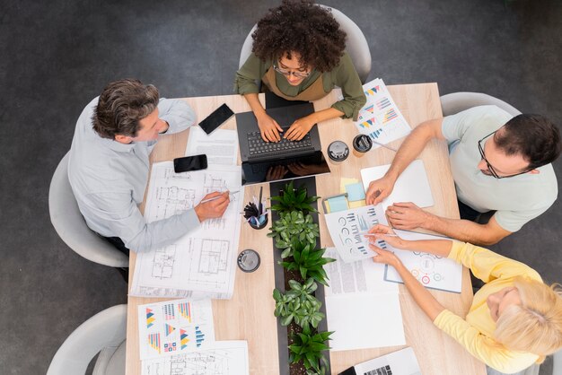 Gros plan sur le travail de l'équipe de jeunes entreprises
