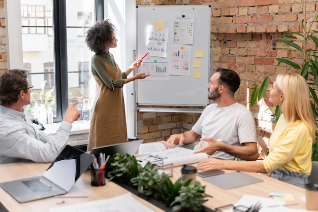 Gros plan sur le travail de l'équipe de jeunes entreprises