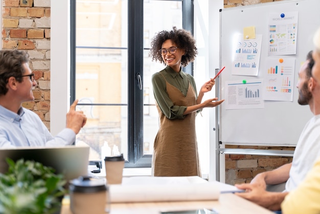 Gros plan sur le travail de l'équipe de jeunes entreprises