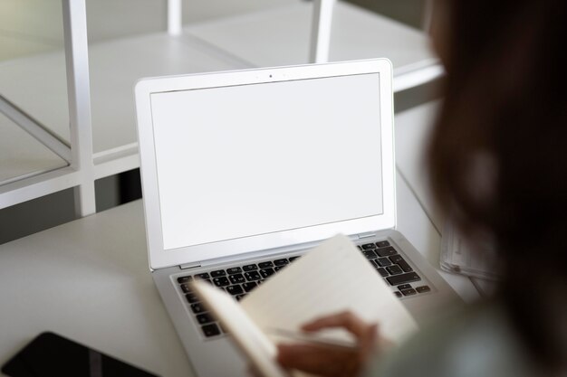 Gros plan sur le travailleur et l'ordinateur portable