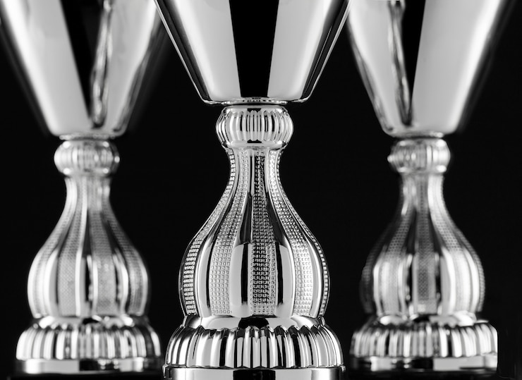 Photo gratuit gros plan sur les trophées de la coupe d'argent