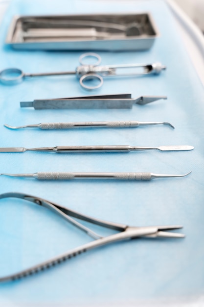 Gros plan sur des ustensiles de dentiste propres