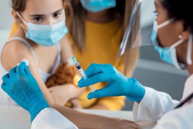 Photo gratuite gros plan sur la vaccination des enfants en raison de la pandémie de covid19