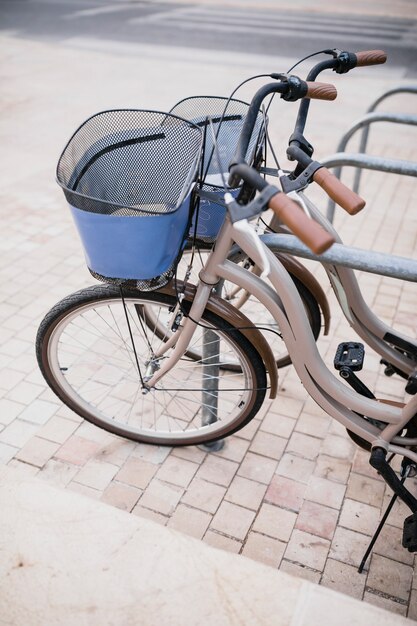 Gros plan, de, vélo, garé, dans, étagère