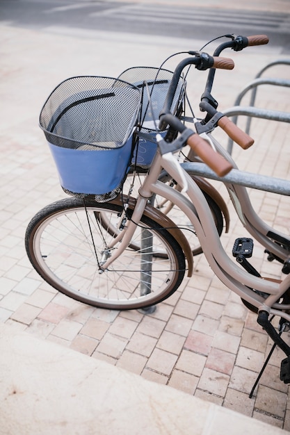 Gros plan, de, vélo, garé, dans, étagère