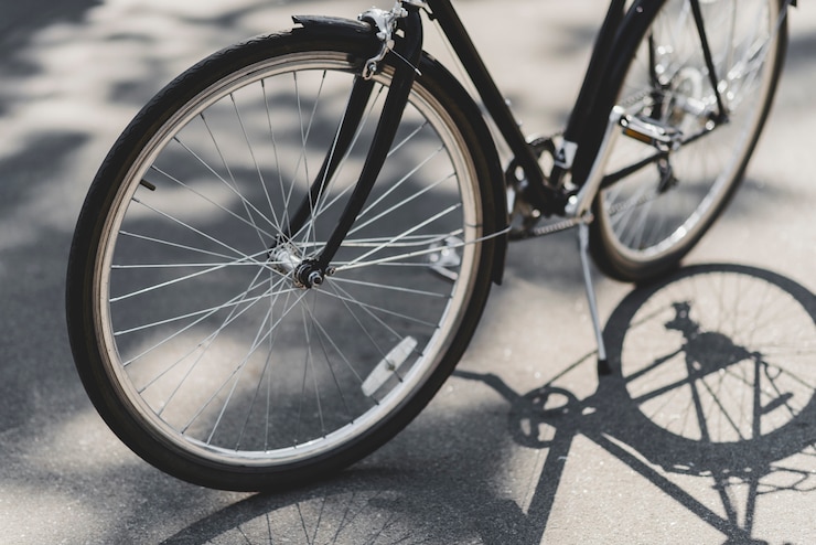 Photo gratuit gros plan, de, vélo, garé, dans, rue, dans, sunlight