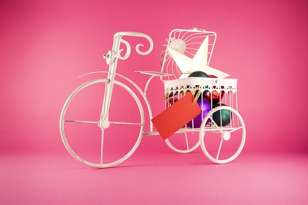 Gros plan d'un vélo en métal avec des jouets de Noël en elle